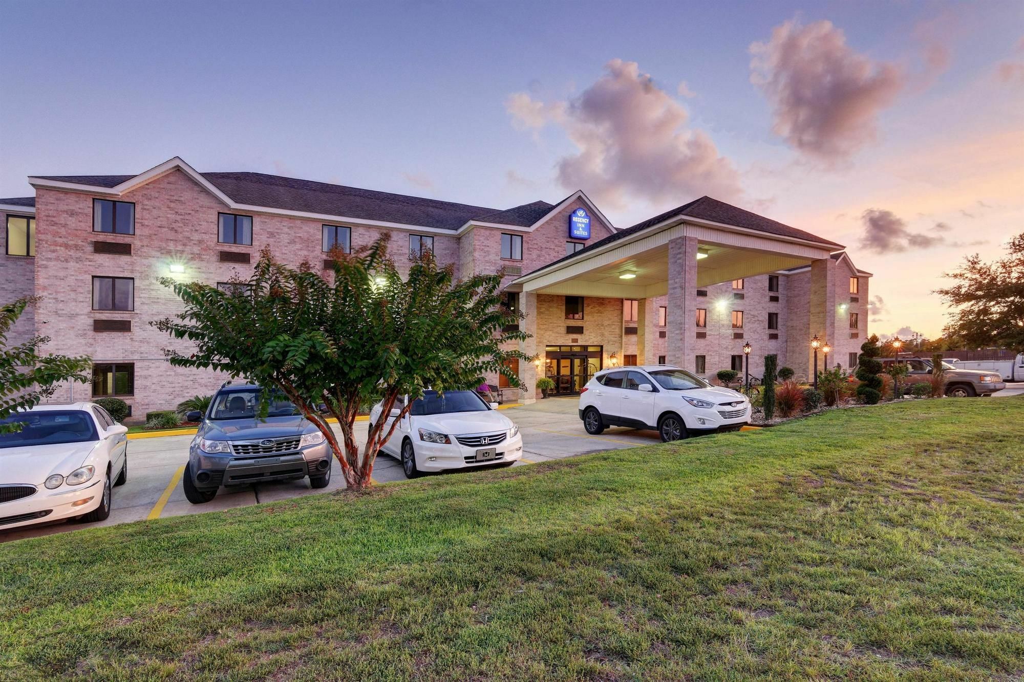 Regency Inn & Suites Biloxi Exterior photo